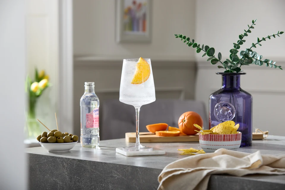 Oficiální lifestyle fotografie produktu F&S limonáda Růže 0,275l.