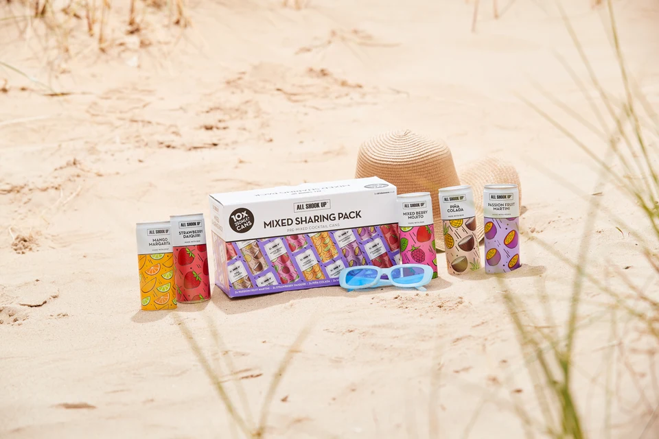 Oficiální skupinová lifestyle fotografie produktů Ready to Drink Passion Fruit Martini 3,4%, Ready to Drink Strawberry Daiquiri 3,4%, Ready to Drink Mojito 3,4%, Ready to Drink Pina Colada 3,4%.