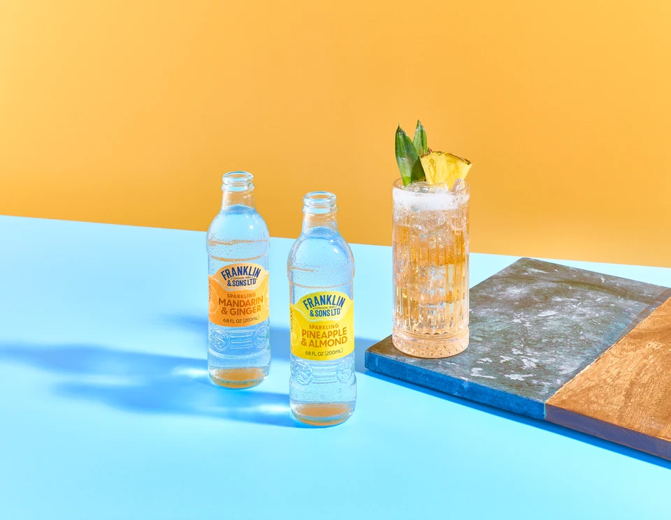 Oficiální skupinová lifestyle fotografie produktů F&S soda Mandarinka & Zázvor 0,2l, F&S soda Ananas & Mandle 0,2l.