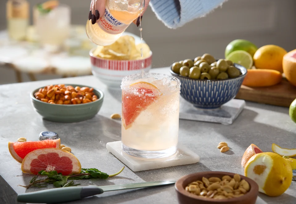 Oficiální lifestyle fotografie produktu F&S soda Grapefruit růžový 0,2l.