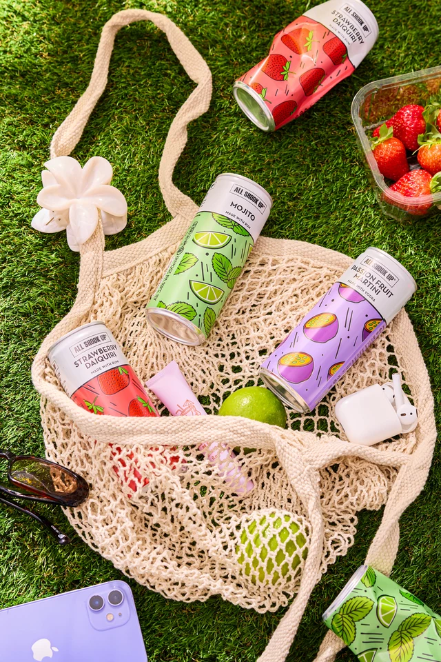 Oficiální skupinová lifestyle fotografie produktů Ready to Drink Passion Fruit Martini 3,4%, Ready to Drink Strawberry Daiquiri 3,4%, Ready to Drink Mojito 3,4%, Ready to Drink Pina Colada 3,4%.