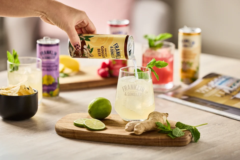 Oficiální lifestyle fotografie produktu F&S Ginger Beer plechovka 0,15l.