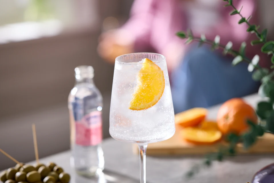 Oficiální lifestyle fotografie produktu F&S limonáda Růže 0,275l.