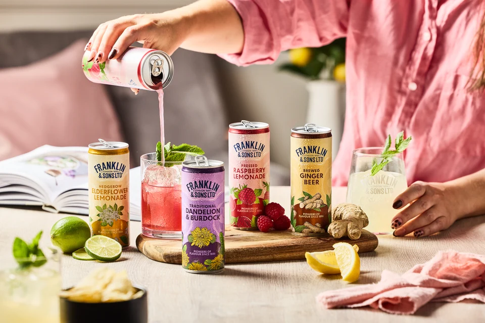 Oficiální skupinová lifestyle fotografie produktů F&S Ginger Beer plechovka 0,15l, F&S limonáda Malina plechovka 0,25l, F&S limonáda Bezinka plechovka 0,25l, F&S limonáda Pampeliška & Lopuch 0,275l.