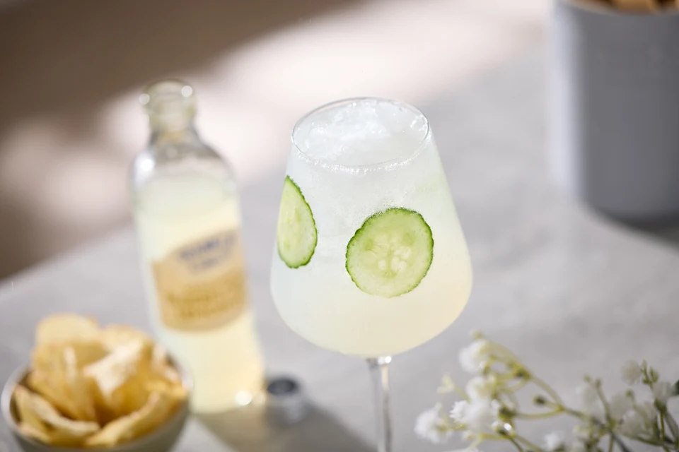 Oficiální lifestyle fotografie produktu F&S limonáda Bezinka 0,275l.