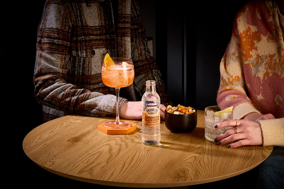 Oficiální lifestyle fotografie produktu F&S soda Mandarinka & Zázvor 0,2l.