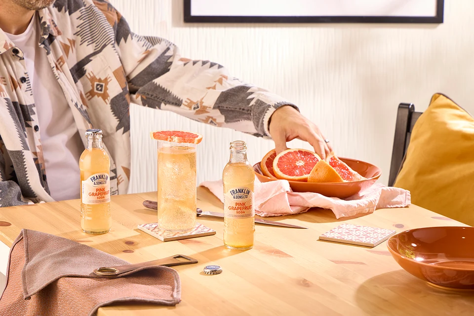 Oficiální lifestyle fotografie produktu F&S soda Grapefruit růžový 0,2l.