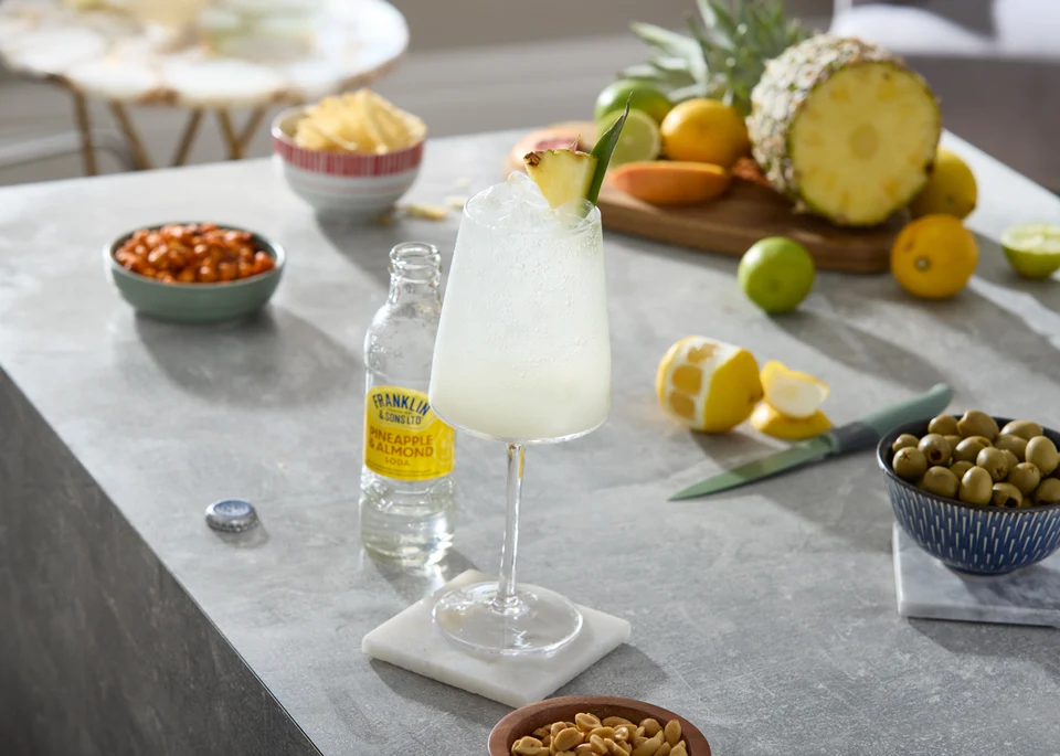 Oficiální lifestyle fotografie produktu F&S soda Ananas & Mandle 0,2l.