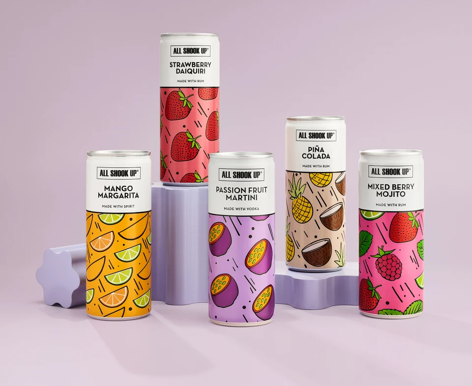Oficiální skupinová lifestyle fotografie produktů Ready to Drink Passion Fruit Martini 3,4%, Ready to Drink Strawberry Daiquiri 3,4%, Ready to Drink Mojito 3,4%, Ready to Drink Pina Colada 3,4%.