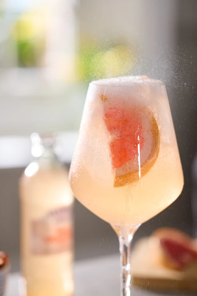 Oficiální lifestyle fotografie produktu F&S soda Grapefruit růžový 0,2l.