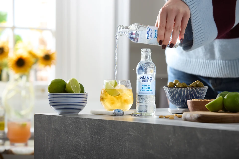 Oficiální lifestyle fotografie produktu F&S tonik Bezinka & Okurka 0,2l.