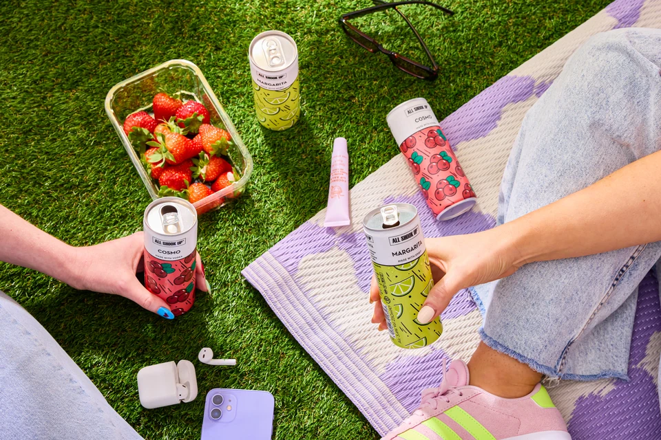 Oficiální skupinová lifestyle fotografie produktů Ready to Drink Passion Fruit Martini 3,4%, Ready to Drink Strawberry Daiquiri 3,4%, Ready to Drink Mojito 3,4%, Ready to Drink Pina Colada 3,4%.