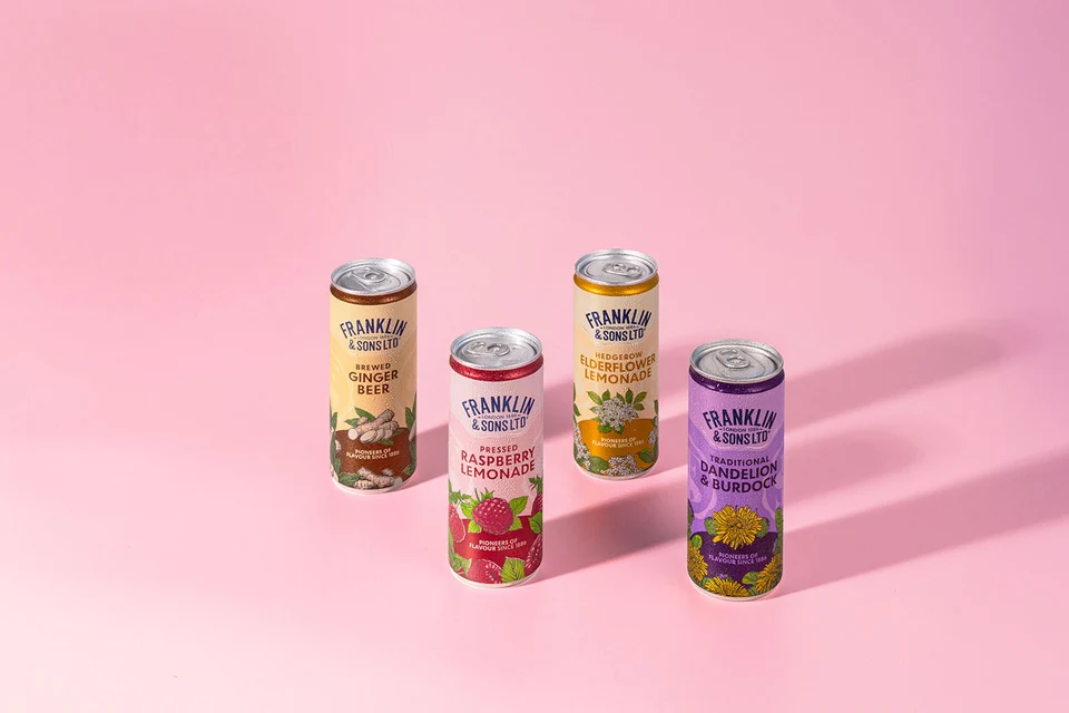 Oficiální skupinová lifestyle fotografie produktů F&S Ginger Beer plechovka 0,15l, F&S limonáda Malina plechovka 0,25l, F&S limonáda Bezinka plechovka 0,25l, F&S limonáda Pampeliška & Lopuch 0,275l.