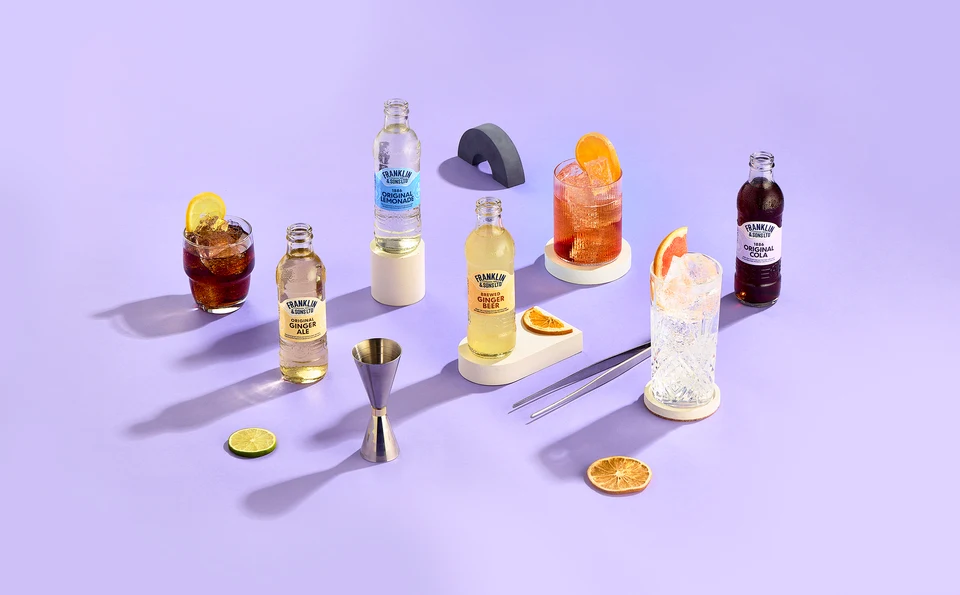 Oficiální skupinová lifestyle fotografie produktů F&S tonik Natural Indian 0,2l, F&S Ginger Beer 0,2l, F&S tonik Rebarbora & Ibišek 0,2l.