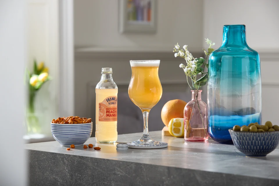 Oficiální lifestyle fotografie produktu F&S soda Grapefruit růžový 0,2l.