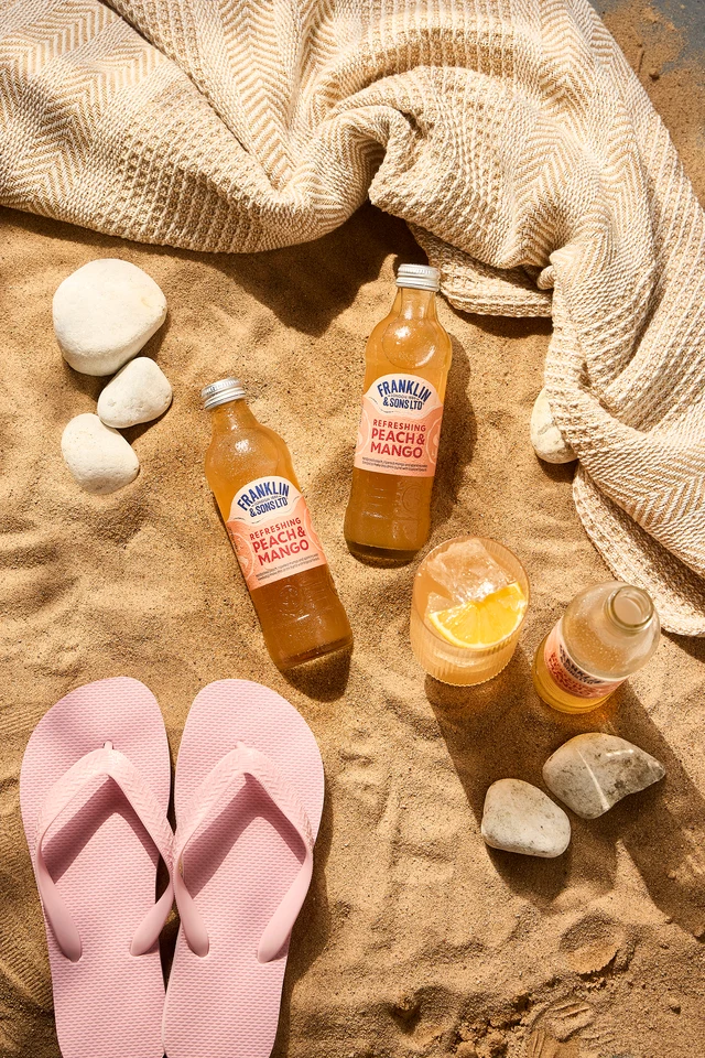 Oficiální skupinová lifestyle fotografie produktů F&S Ginger Beer 0,2l, F&S Ginger Beer plechovka 0,15l, F&S limonáda Pampeliška & Lopuch 0,275l, F&S limonáda Malina 0,275l, F&S limonáda Malina plechovka 0,25l, F&S limonáda Bezinka 0,275l, F&S limonáda Bezinka plechovka 0,25l, F&S limonáda Růže 0,275l, F&S limonáda Broskev & Mango 0,275l, F&S limonáda Jablko & Hruška 0,275l.