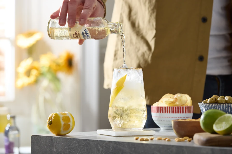 Oficiální lifestyle fotografie produktu F&S soda Ananas & Mandle 0,2l.
