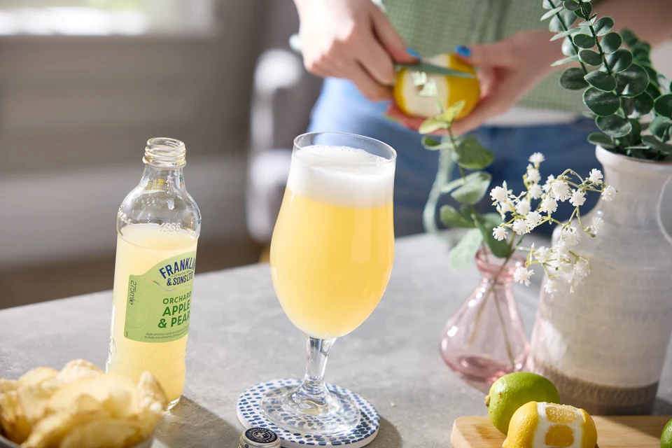 Oficiální lifestyle fotografie produktu F&S limonáda Jablko & Hruška 0,275l.