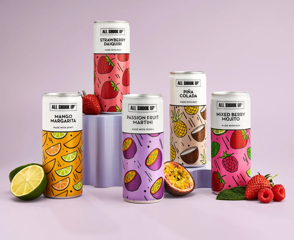 Oficiální skupinová lifestyle fotografie produktů Ready to Drink Passion Fruit Martini 3,4%, Ready to Drink Strawberry Daiquiri 3,4%, Ready to Drink Mojito 3,4%, Ready to Drink Pina Colada 3,4%.