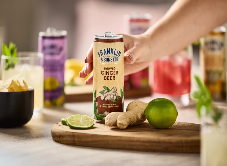 Oficiální lifestyle fotografie produktu F&S Ginger Beer plechovka 0,15l.