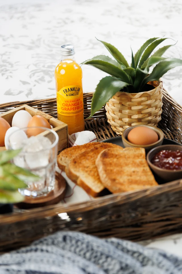 Oficiální lifestyle fotografie produktu F&S limonáda Broskev & Mango 0,275l.