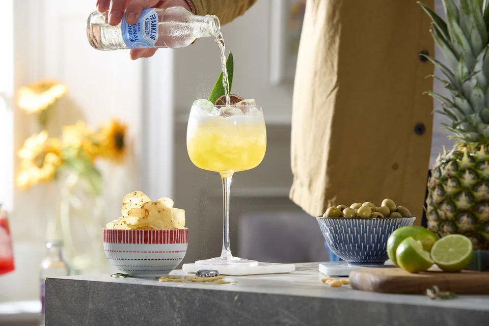 Oficiální lifestyle fotografie produktu F&S soda Ananas & Mandle 0,2l.