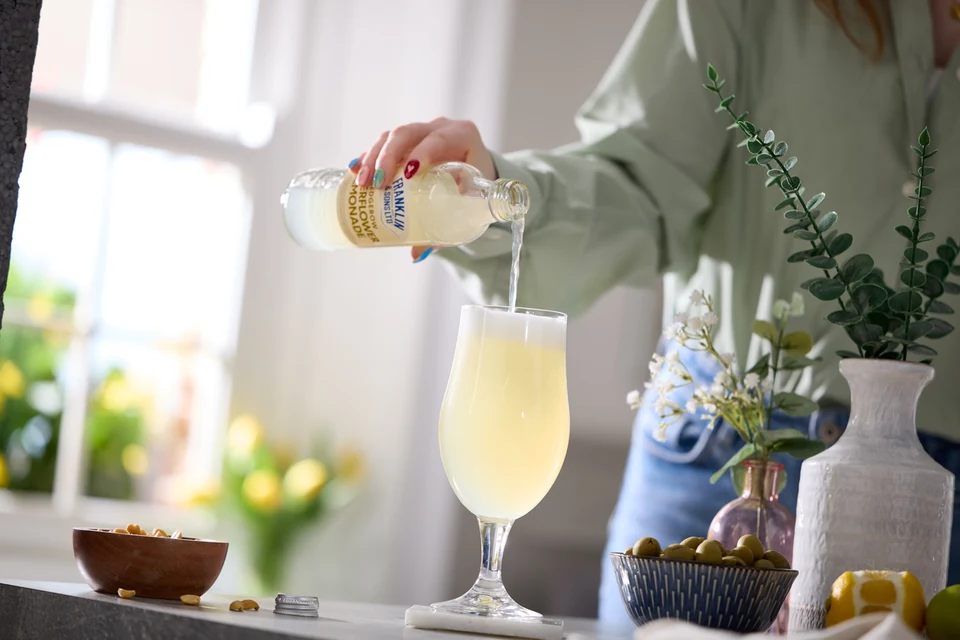 Oficiální lifestyle fotografie produktu F&S limonáda Bezinka 0,275l.