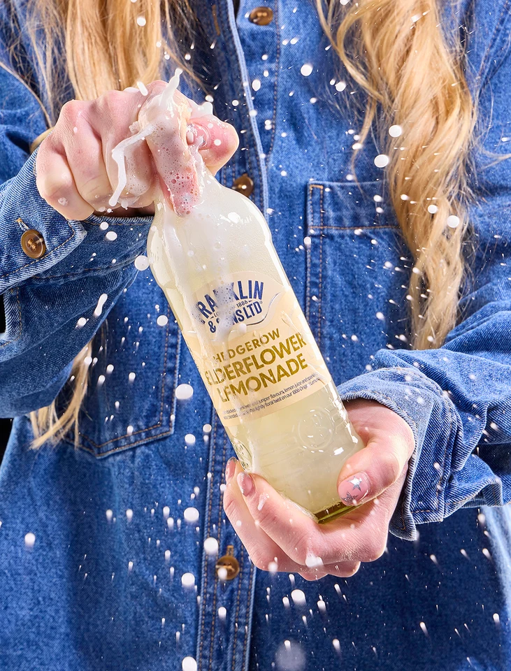 Oficiální lifestyle fotografie produktu F&S limonáda Bezinka 0,275l.
