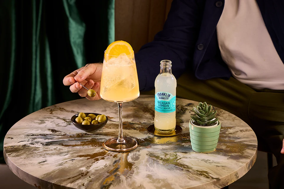 Oficiální lifestyle fotografie produktu F&S tonik Sicilian Lemon 0,2l.