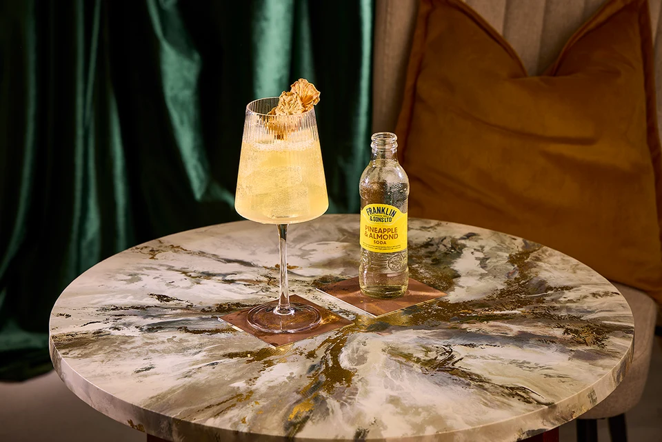 Oficiální lifestyle fotografie produktu F&S soda Ananas & Mandle 0,2l.
