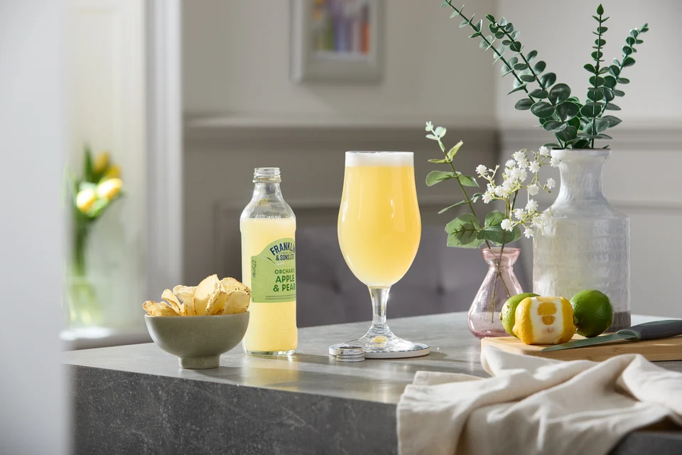 Oficiální lifestyle fotografie produktu F&S limonáda Jablko & Hruška 0,275l.