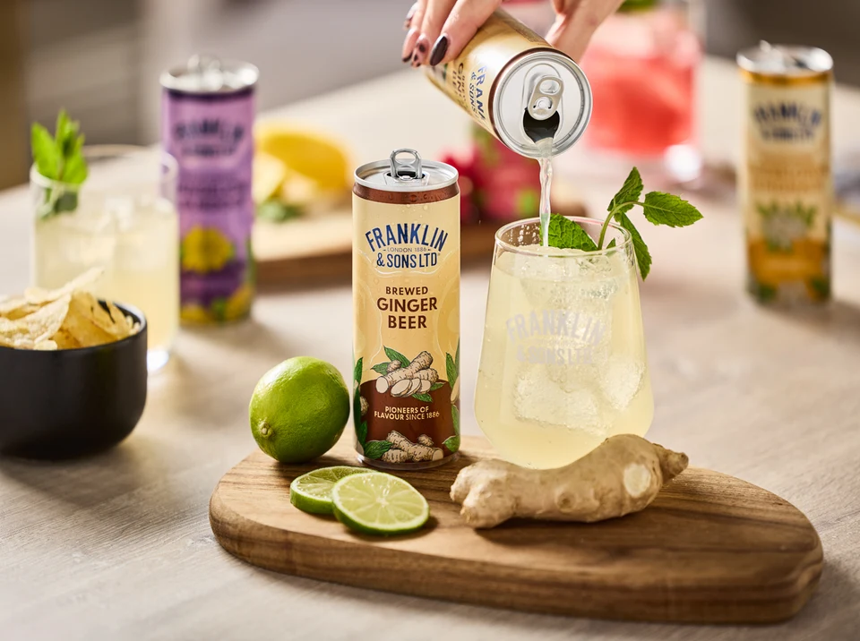 Oficiální lifestyle fotografie produktu F&S Ginger Beer plechovka 0,15l.