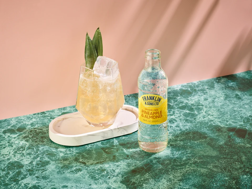 Oficiální lifestyle fotografie produktu F&S soda Ananas & Mandle 0,2l.