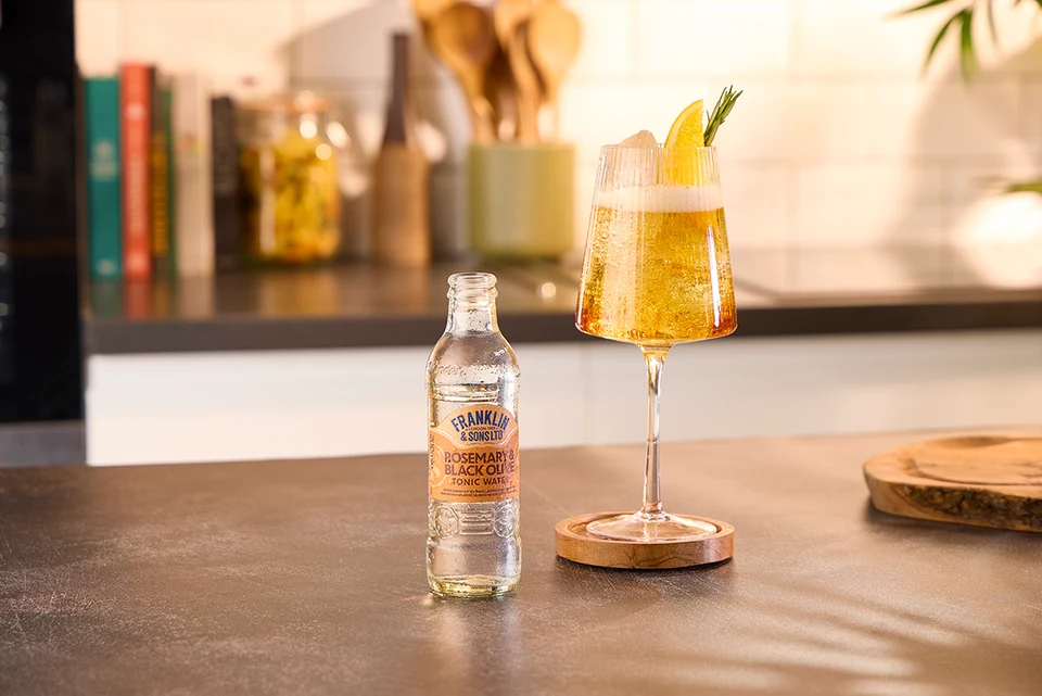 Oficiální lifestyle fotografie produktu F&S tonik Rosmarýn & Černá oliva 0,2l.