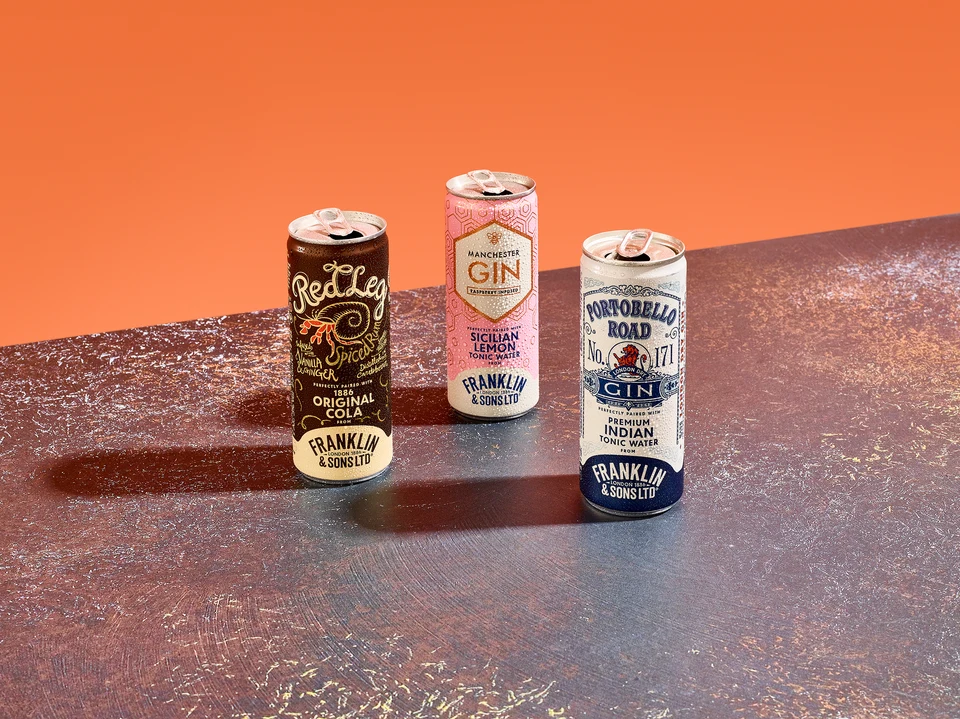 Oficiální skupinová lifestyle fotografie produktů F&S Ginger Beer 0,2l, F&S tonik Natural Indian 0,2l, F&S tonik Rebarbora & Ibišek 0,2l.