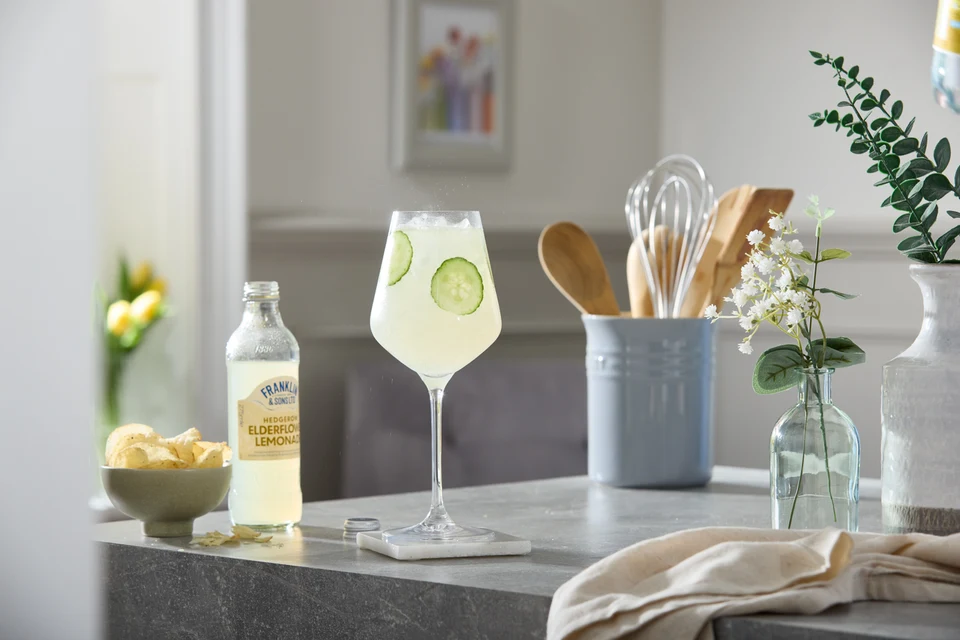 Oficiální lifestyle fotografie produktu F&S limonáda Bezinka 0,275l.