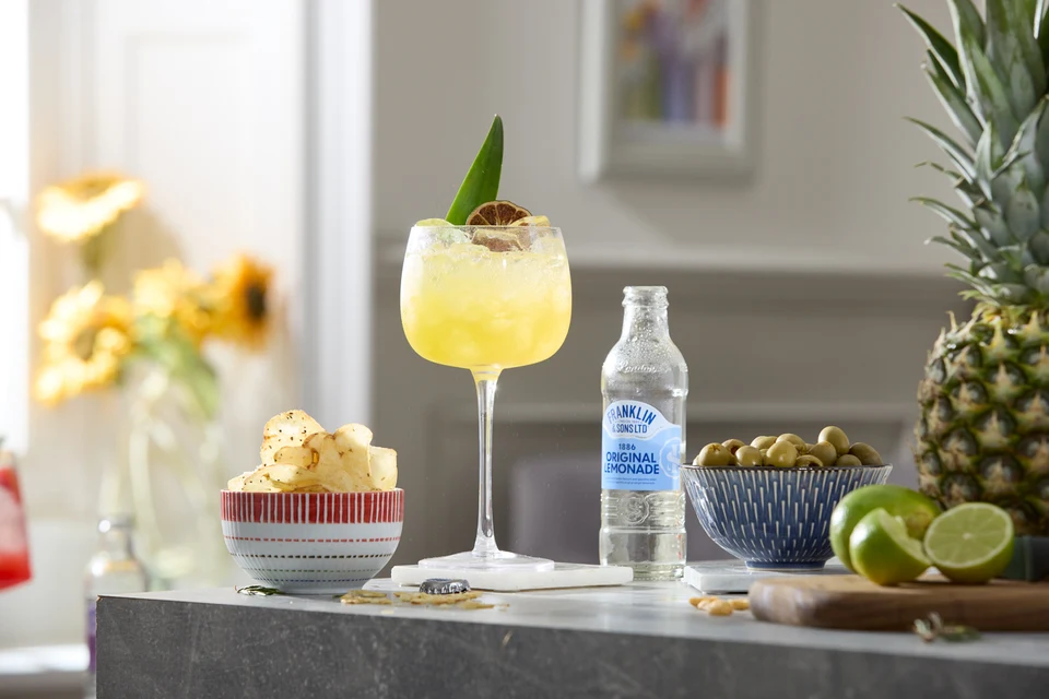 Oficiální lifestyle fotografie produktu F&S soda Ananas & Mandle 0,2l.