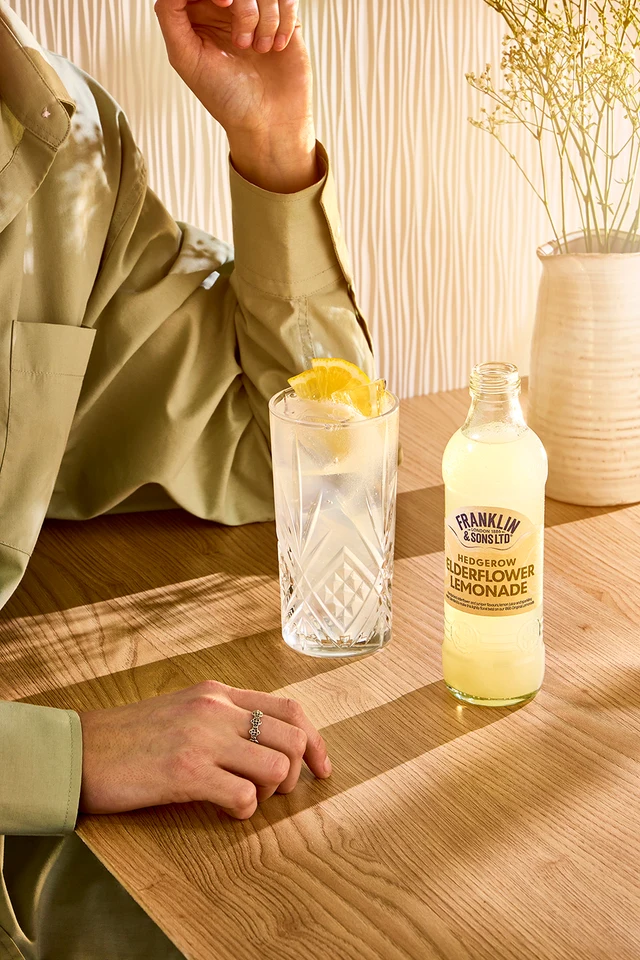 Oficiální lifestyle fotografie produktu F&S limonáda Bezinka 0,275l.