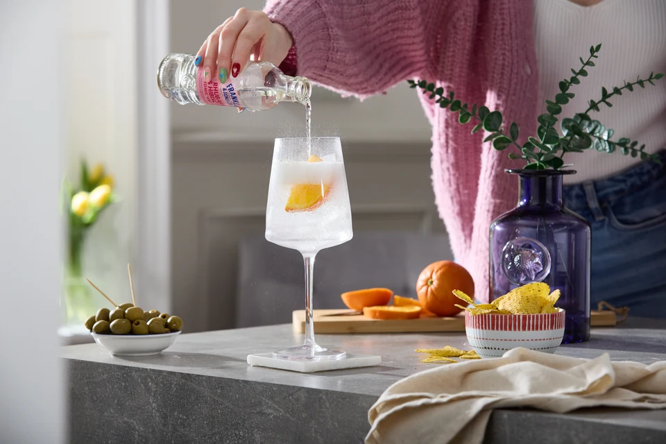 Oficiální lifestyle fotografie produktu F&S limonáda Růže 0,275l.