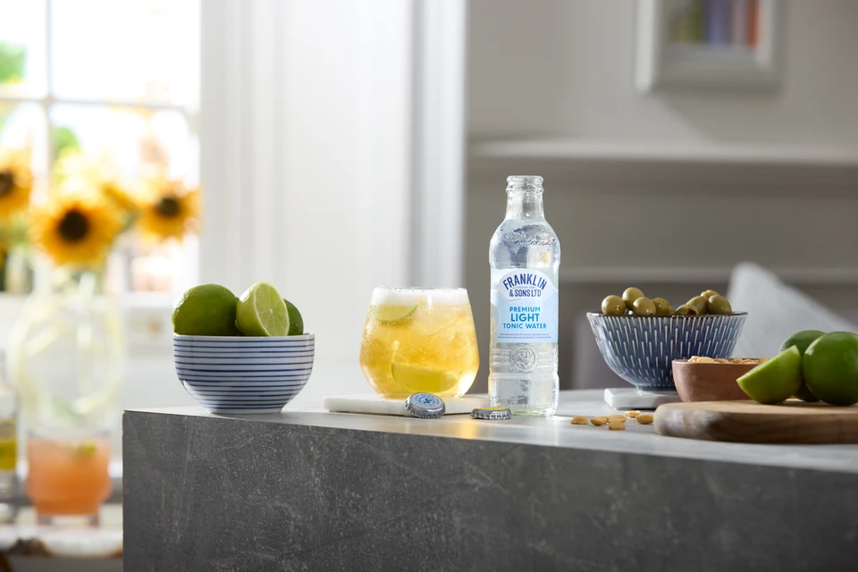 Oficiální lifestyle fotografie produktu F&S tonik Rosmarýn & Černá oliva 0,2l.