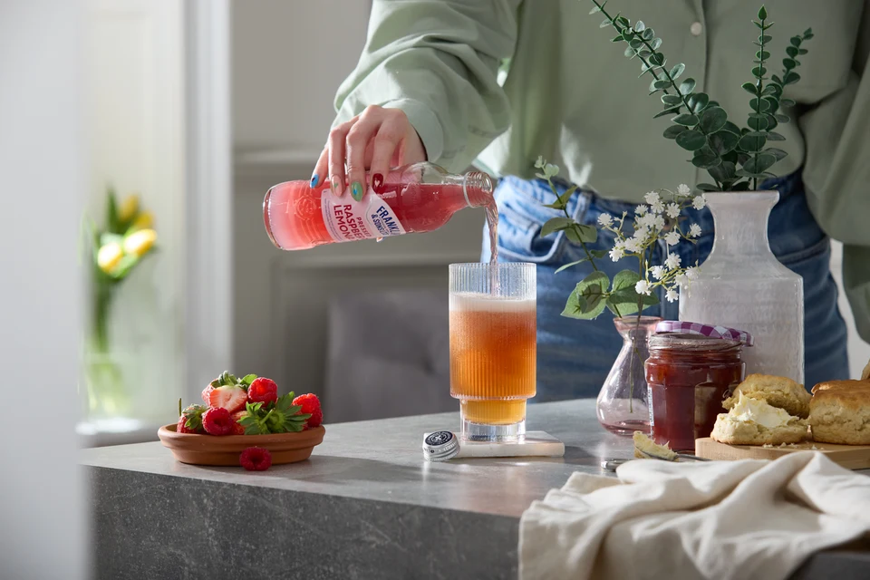 Oficiální lifestyle fotografie produktu F&S limonáda Malina 0,275l.