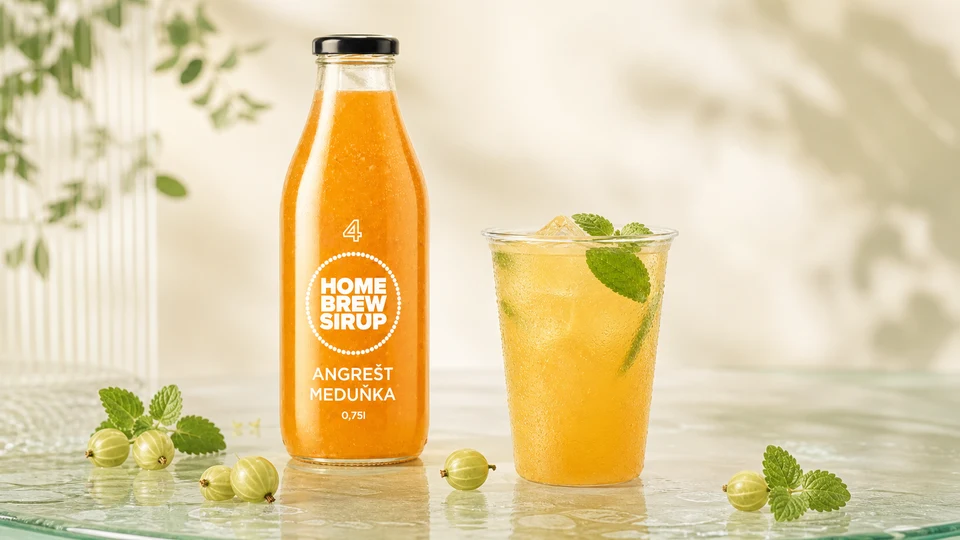 studená limonáda s lahví; produkt Angrešt & meduňka.