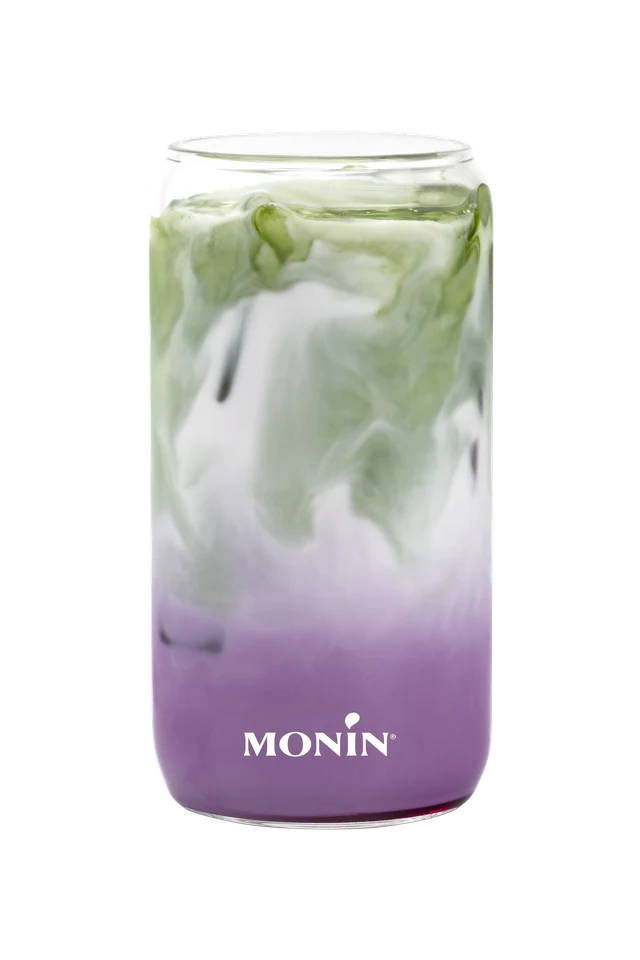 Vrstvený ledový nápoj MONIN Ube a matcha na průhledném pozadí.