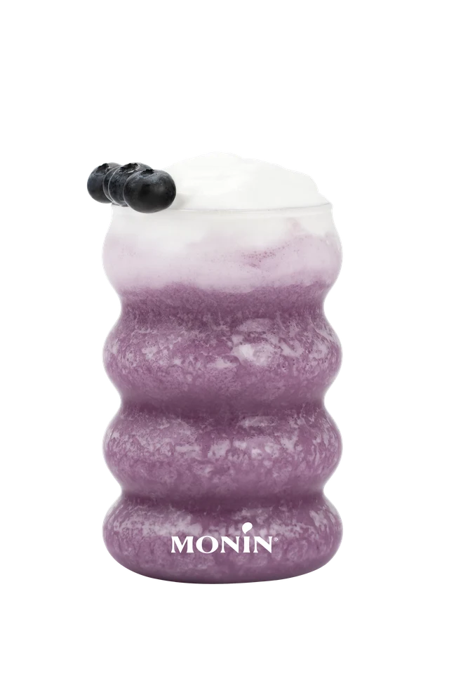 Fialové Ube smoothie s borůvkami a světlou pěnou na průhledném pozadí.
