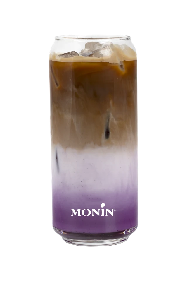 Vrstvené ledové Dirty Ube latte s espressem na průhledném pozadí.