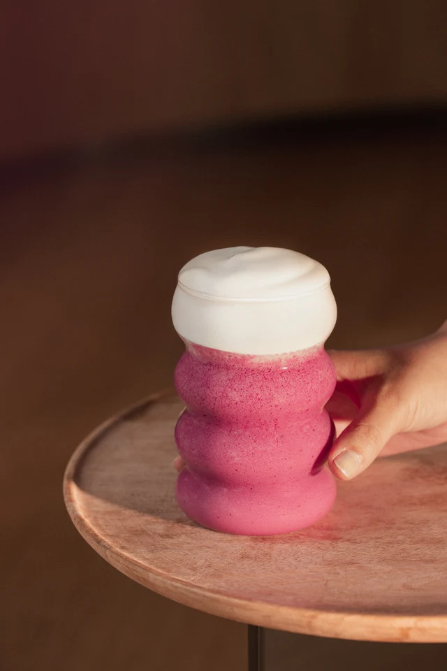 Sytě fialové Ube borůvkové smoothie s bílou pěnou při servírování.