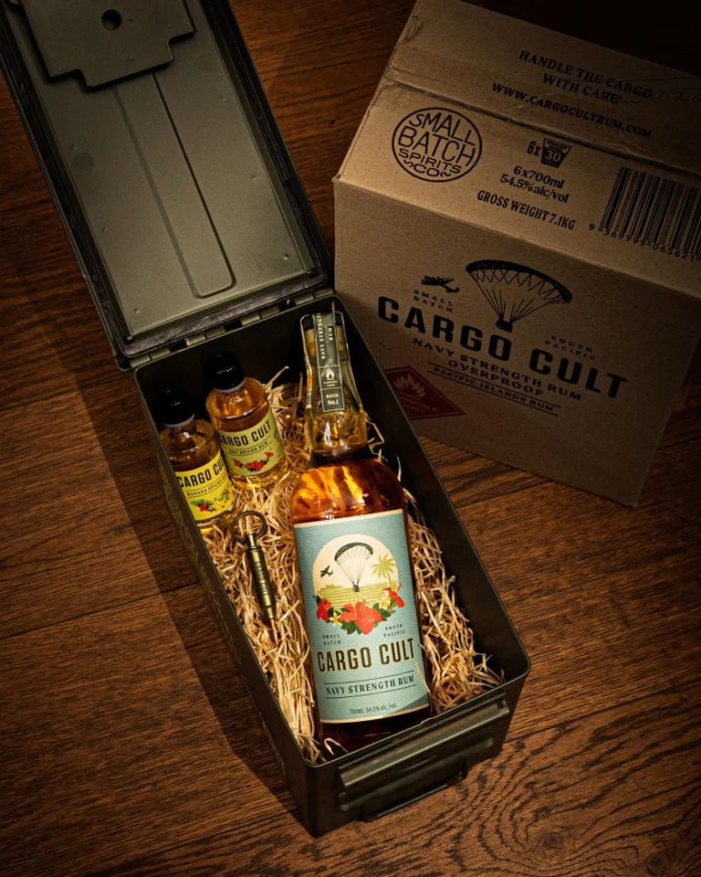 Cargo Cult Navy Strength Rum 54,5 % – Limitovaná edice Ammo Box 0,7 l