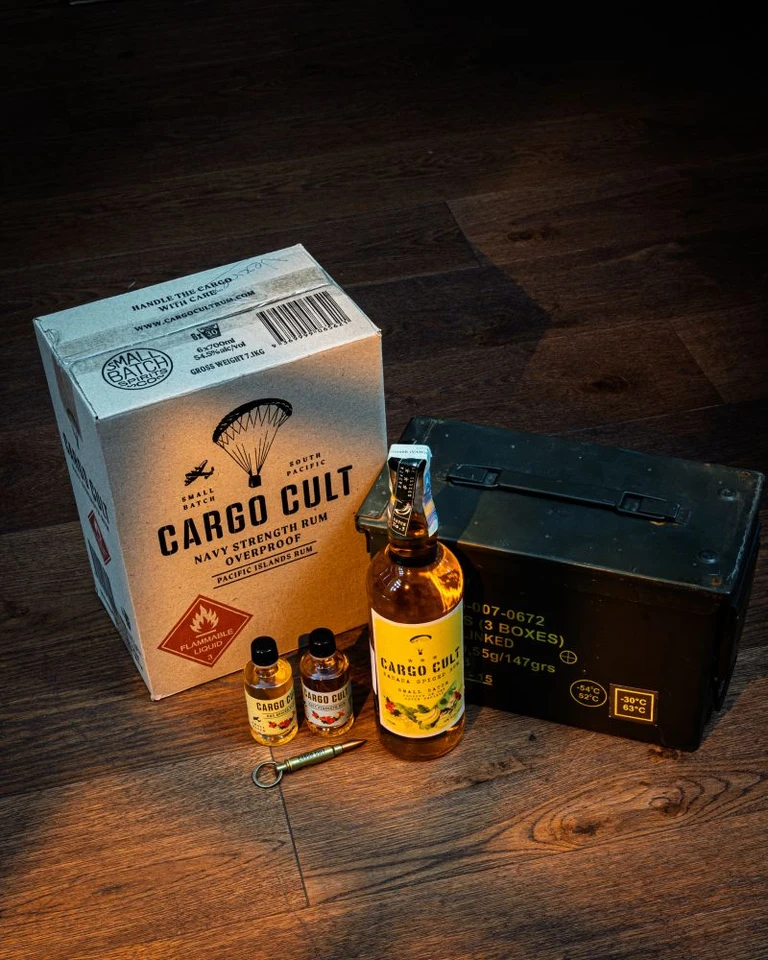 Cargo Cult Banana Spiced Rum 38 % – Limitovaná edice Ammo Box 0,7 l