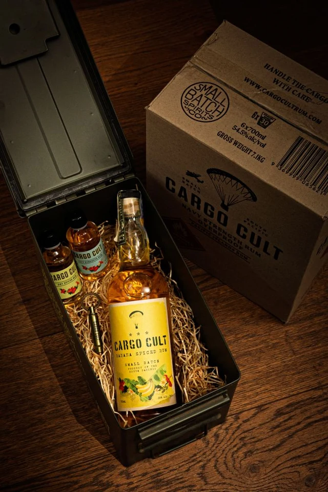 Cargo Cult Banana Spiced Rum 38 % – Limitovaná edice Ammo Box 0,7 l