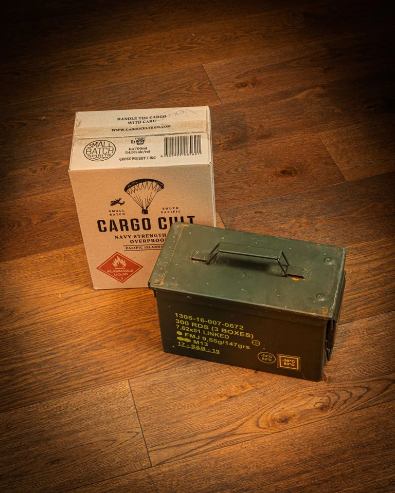 Cargo Cult Navy Strength Rum 54,5 % – Limitovaná edice Ammo Box 0,7 l
